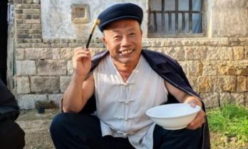 59岁青岛大爷放下百万生意，参演第一部短剧播放量超2.4亿