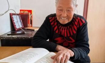 青岛85岁老太“触网”拍短剧，带领“80后”闺蜜团走红