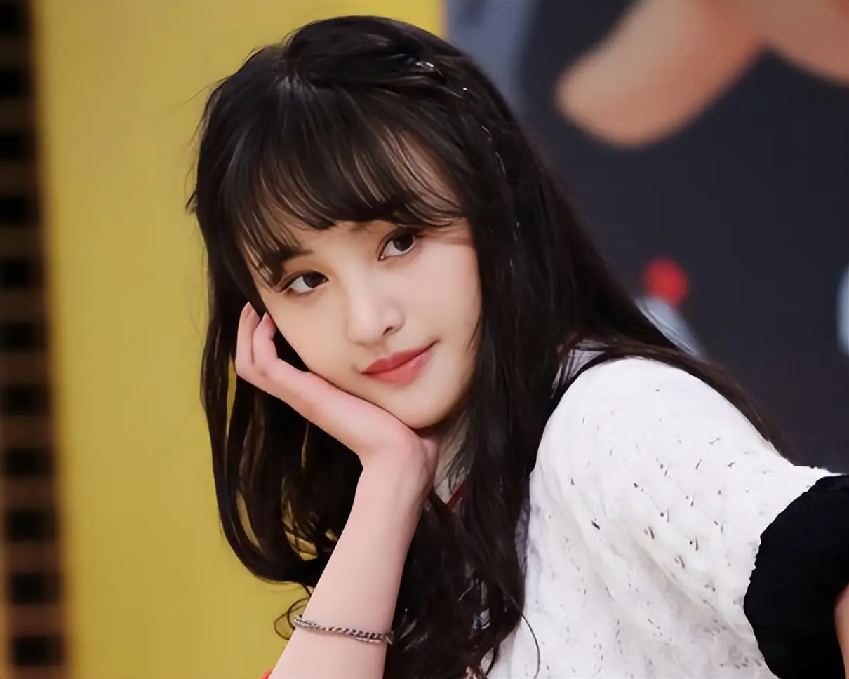 疯批美人沦为资本玩物？解码郑爽与400亿红通犯的畸恋迷局