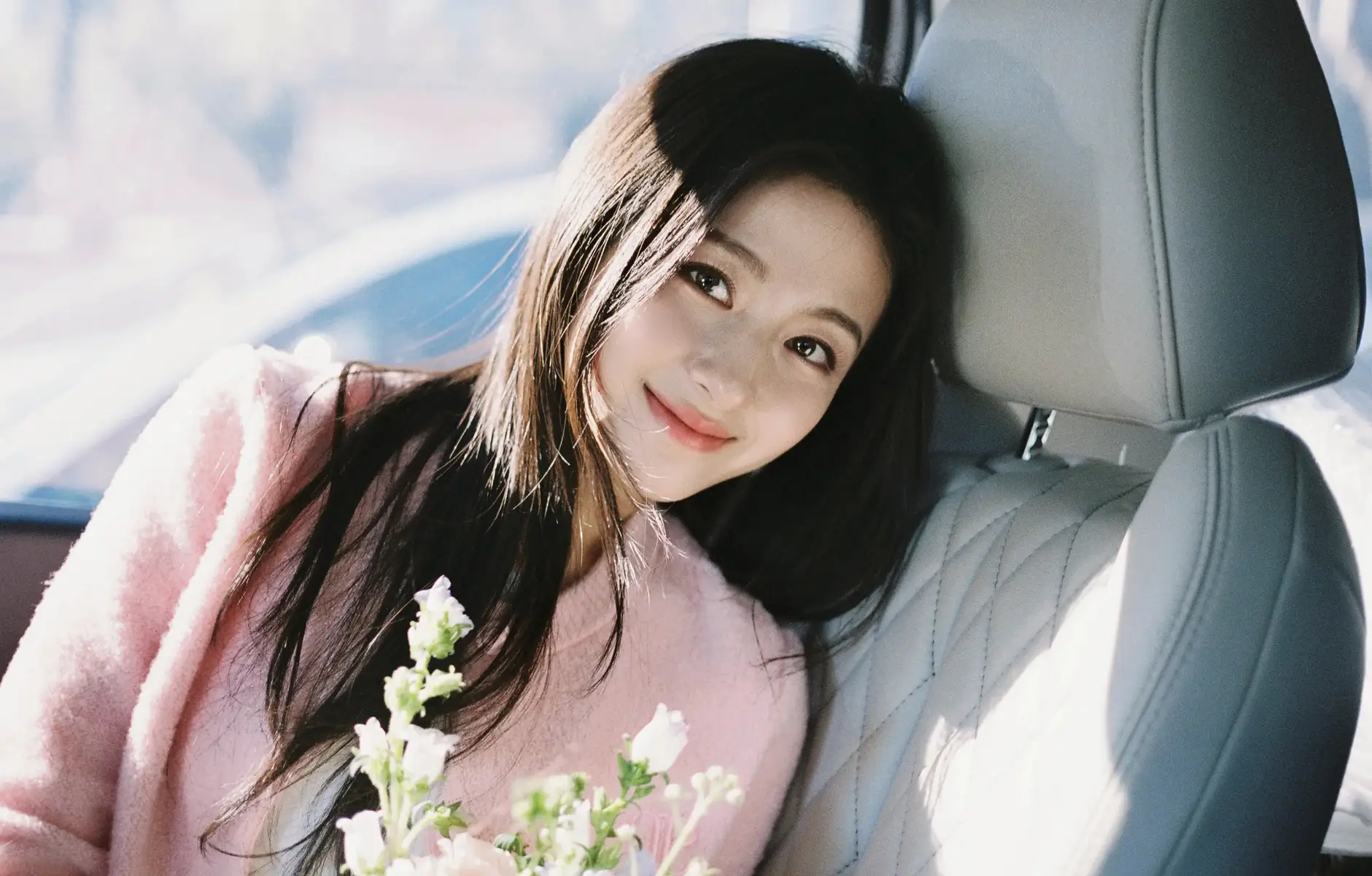 李兰迪怀抱鲜花甜笑营业 新剧搭档此沙却遭粉丝“拆CP”