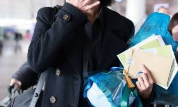 王珞丹首都机场最新路透 手捧鲜花气场十足