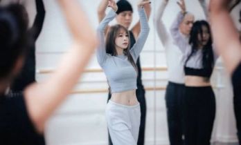 活力满分！王心凌晒排练花絮，露腰造型秀马甲线，少女感十足