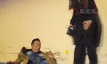 70岁任达华出席活动不慎跌倒眼镜被甩飞，现场回应：没事