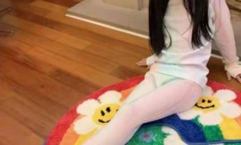 亲妈炫耀无罪？伊能静直播晒女儿腿型引发儿童隐私争议