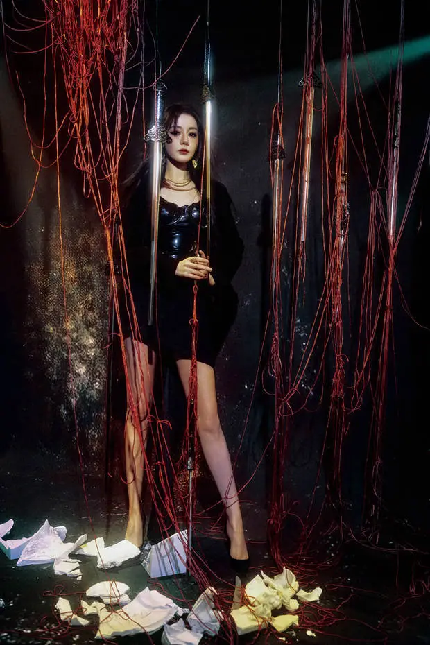 迪丽热巴身材高挑，一双修长美腿吸睛。