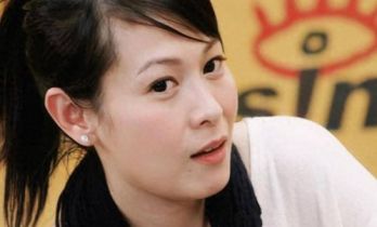 刘若英走红毯脸崩了，本人发文疑似暗暗回应，晒精修图挽尊！