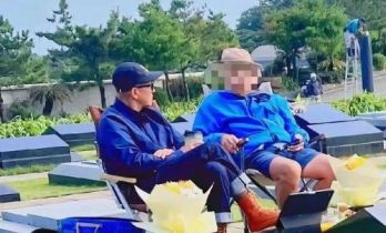 具俊晔冬天仍陪伴大S，跷二郎腿和友人闲聊，皮肤变白状态回春！