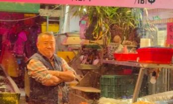 曾志伟加拿大拍戏偶遇，头顶斑秃矮小有啤酒肚，穿着雨靴走路摇晃