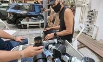 周润发香港街头大变样！满头银发一身肌肉，手持专业相机眯眼摄影