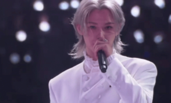 李龙馥MAMA开场：低音炮英语点燃舞台，魅力四溢