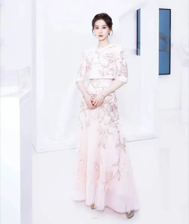 刘诗诗体态优雅。