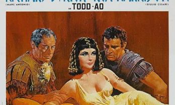 站在神秘埃及的金字塔前，你会想起哪部电影？