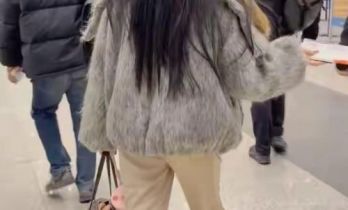 钟丽缇机场现身，身着貂绒大衣超吸睛，这打扮一般人真难驾驭