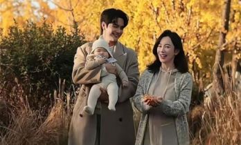 张檬产后8个月带娃赏秋！母乳喂娃状态绝，颜值气质大变样？