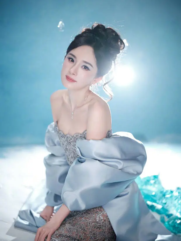 杨幂绽放温柔笑容，亲和力十足。