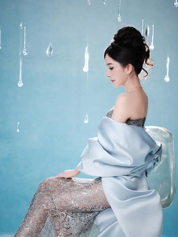 杨幂侧颜精致，状态超好。