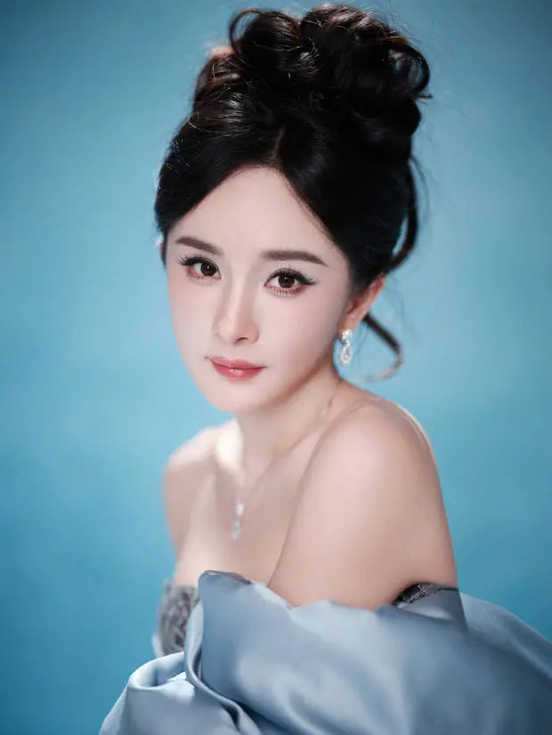 杨幂的脸蛋光滑，完美到没有一丝瑕疵。