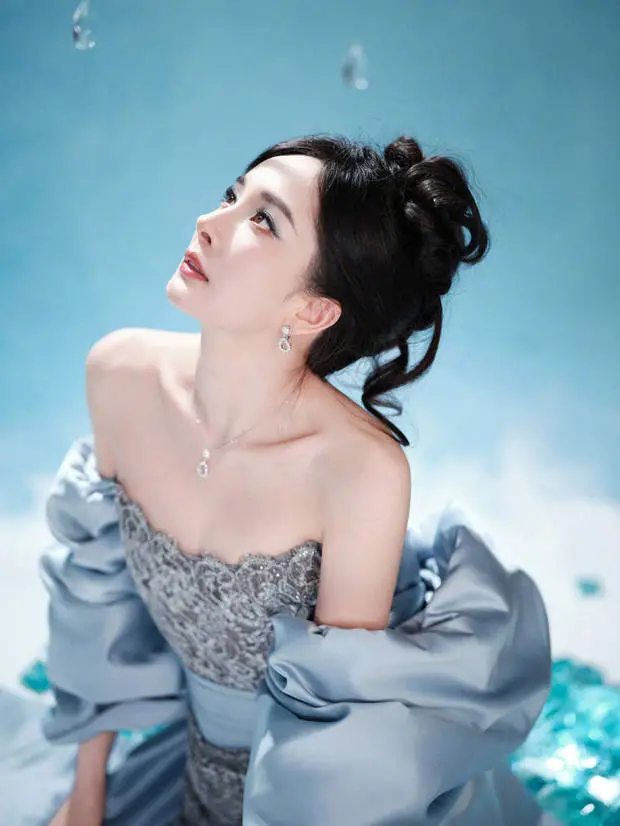 杨幂展露精致锁骨。