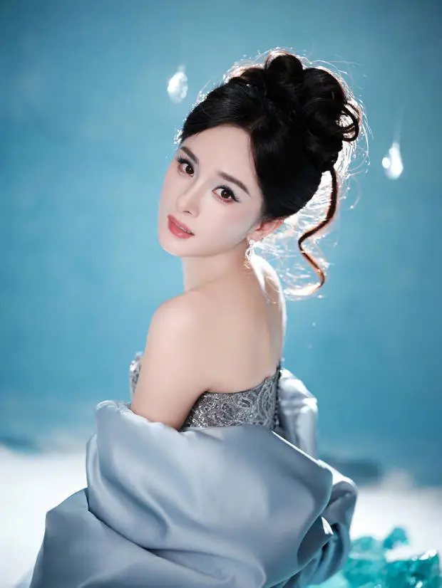 杨幂展露光滑美背，肌肤细腻白嫩。