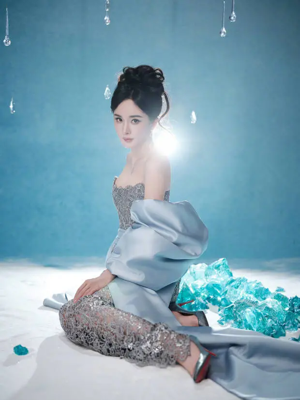 杨幂有种白到发光的感觉。