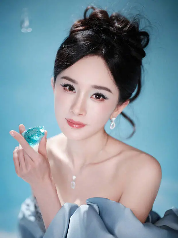 杨幂的五官精致，美貌养眼。