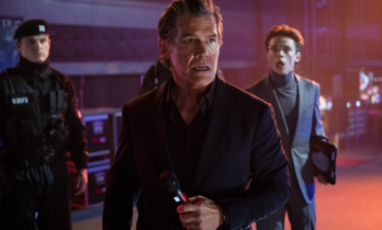 年底最血腥暴力大片来了！《猎杀游戏》发布“机上惊魂”预告