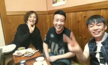 于和伟王宝强私下聚餐，喝嗨搂肩比耶，这才是圈内友情该有的样子