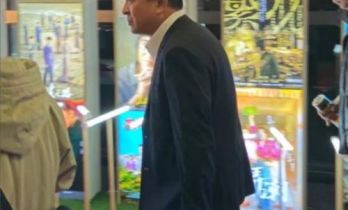 张嘉译飞机上被偶遇，坐头等舱全程弯腰蜷缩，走路佝偻看着都难受