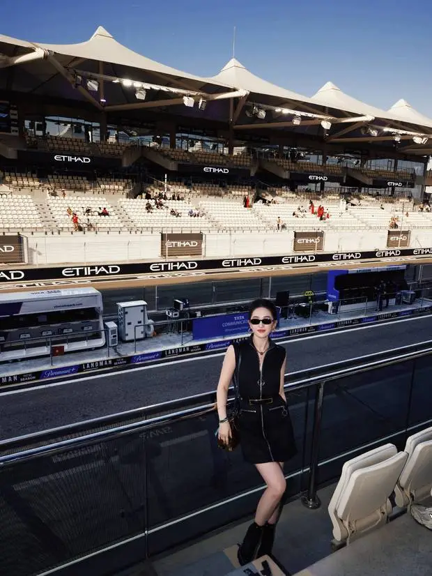 刘亦菲在轰鸣和速度里感受F1阿布扎比大奖赛收官战的高燃时刻。