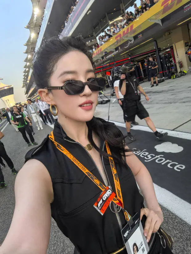 刘亦菲自拍留影,状态惬意。