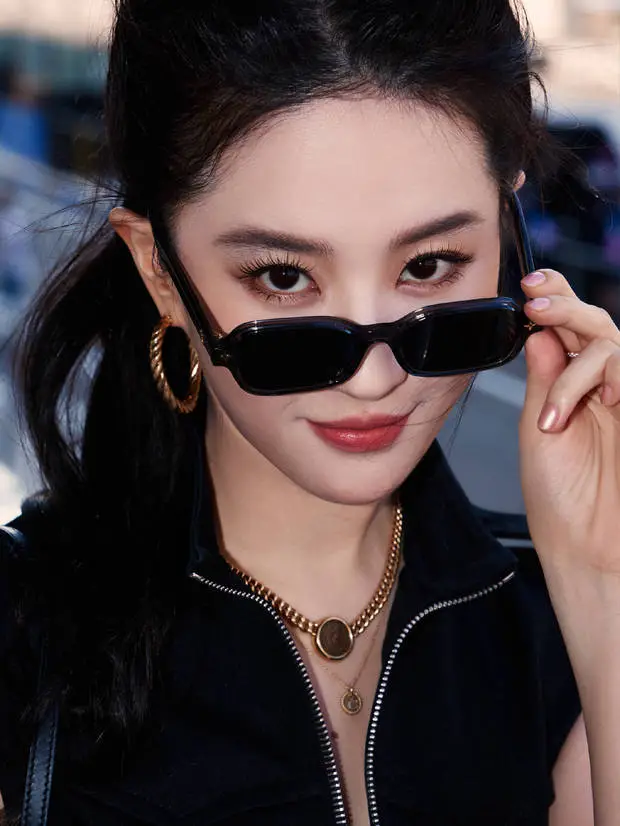 刘亦菲的眼神超A,嘴角勾勒出一抹笑容,显得十分俏皮邪魅。