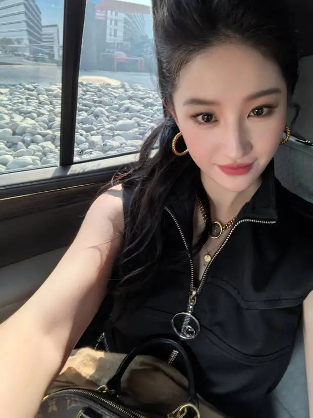 刘亦菲美貌养眼。