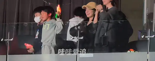 陈妍希开心大笑。