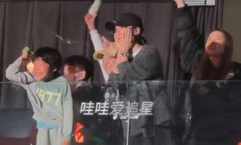陈妍希谢楠带娃现身陆虎演唱会，温馨互动画面超吸睛