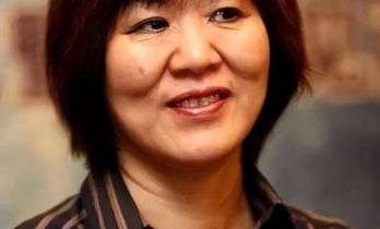 郎平回应再执教：自曝身体状况糟糕，膝盖颈椎已置换，强忍泪心酸