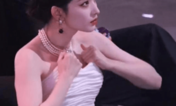 “小刘亦菲”王楚然：公开场合提胸，拽衣服动作粗鲁，没把网友当外人