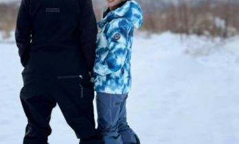 麦明诗34岁生日晒雪地全家福，宝宝墨镜造型萌翻！感恩简单相伴