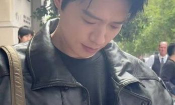 魏大勋天津被偶遇，小眼红唇一脸姨味，叉开双腿被人抬着好尴尬