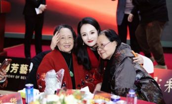 项亮月与众艺术家出席北京传芳艺术馆开心堂开馆盛典