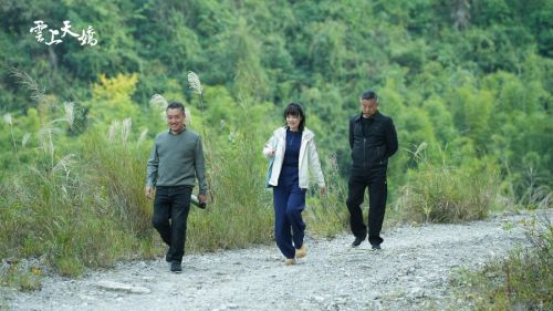 D:/2025/短剧《云上天娇》项目/云上天娇-剧组水印版/云上天娇-剧组水印版/LP_06886.jpgLP_06886