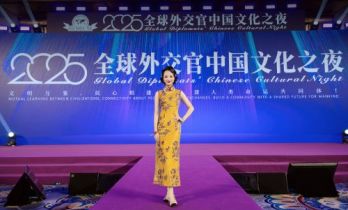 亮月影视创始人项亮月中式旗袍造型出席第十二届全球外交官中国文化之夜