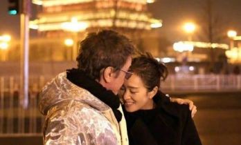 60岁巩俐和77岁法国老公把恩爱秀到长安街上，晚年幸福才是真幸福