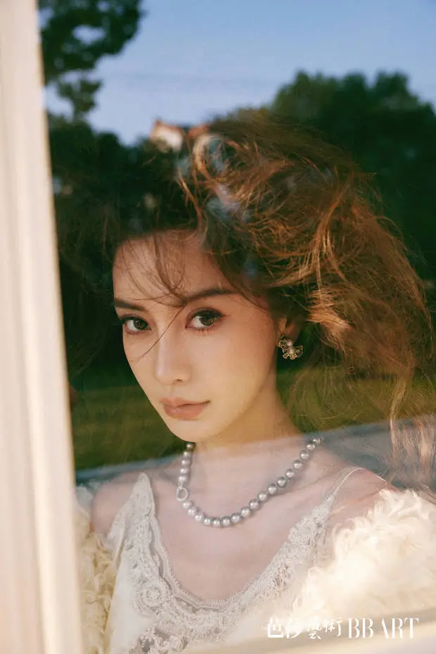 杨颖眼神凌厉。