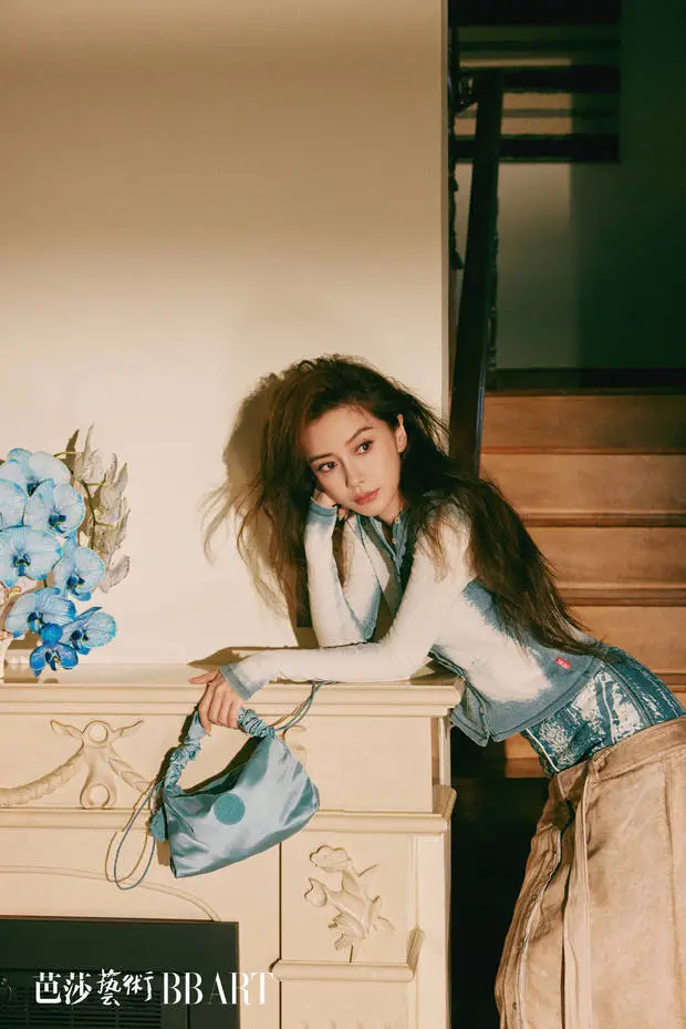 杨颖若有所思。