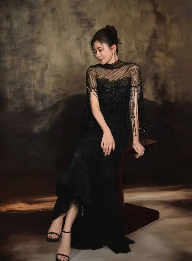 搜狐娱乐讯 近日，贾静雯一组穿黑色亮片礼服的美图曝光。