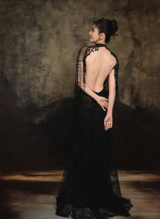 贾静雯大秀美背。