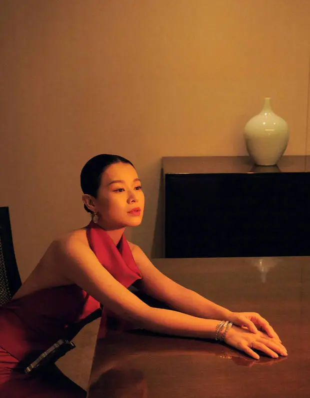 胡杏儿梳利落盘发。