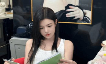 陈妍希带儿子参加星光大赏！穿亲子装现身机场，晚上陪小星星庆生