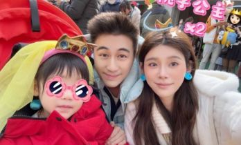 36岁奚梦瑶晒复古大头贴！穿新中式大玩下衣消失，一双腿又白又长