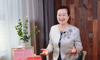 60岁退休干部拍短剧，成“竖店容嬷嬷”：退休才是人生的第二春